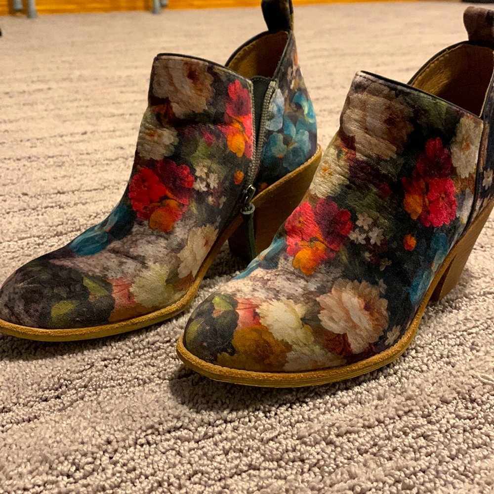 Sofft Floral pattern Velvet Bootie